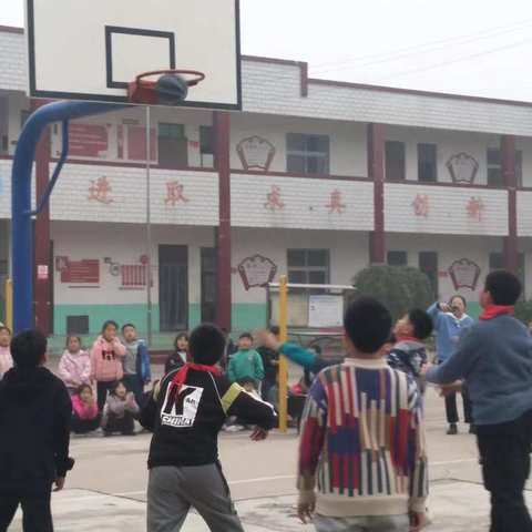 "挑战地心引力，逢投必进，精彩我秀！"东崔原庄小学举行篮球比赛！