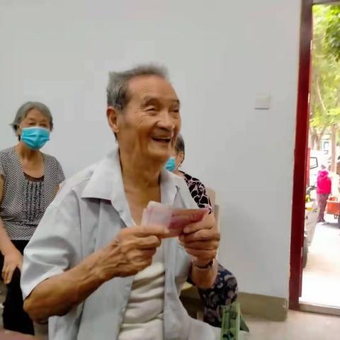 “孝心基金”孝父母        “幸福老人”笑开颜