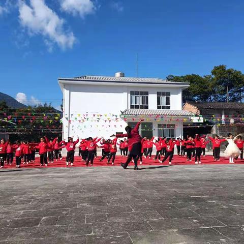 欢声笑语辞旧岁，蛇舞新春喜迎新年 ——余家寨幼儿园迎元旦亲子文艺汇演主题活动