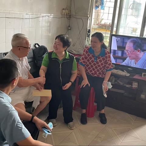 忆初心，送关怀——公卫党支部“七一”前夕慰问老党员