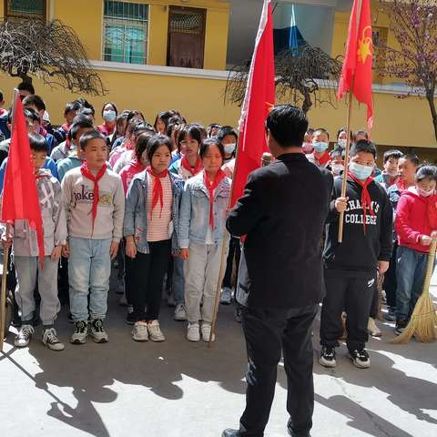 “学雷锋树新风，清洁家园我先行”——漫川关镇莲花小学学习雷锋精神实践活动纪实