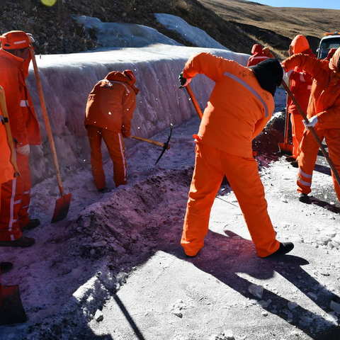 玛曲公路段开展“破冰行动”