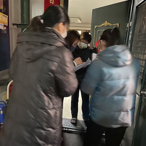 碑林区统计局工作人员来融信社区走访入户调研