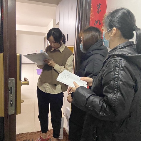 碑林区统计局工作人员到融信社区进行走访入户调研