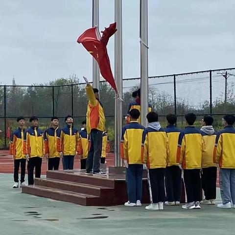 鄢陵国庆高级中学举办“清明祭先烈，丰碑砺青春”主题活动