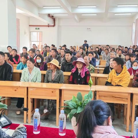 构建家校和谐 共同关注孩子成长——-记＊小学家长会简报
