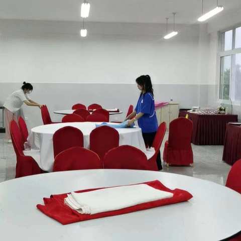 卓越旅游技能社——铺台布训练