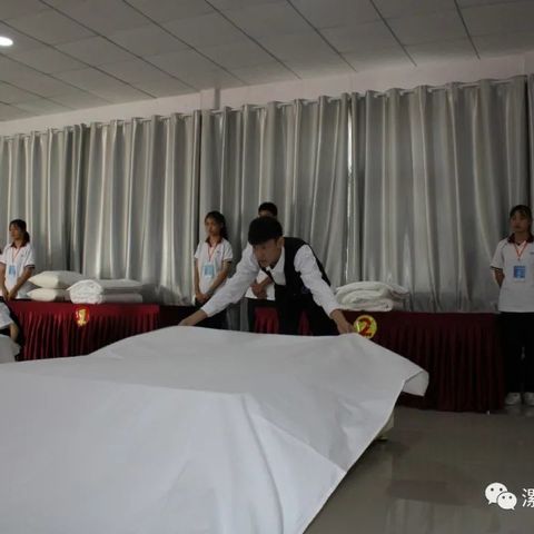 卓越旅游技能社——中式铺床之开单训练