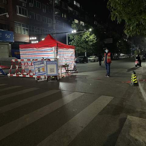 守望相助，携手抗疫 --郑港新郑支行持续开展重点机构慰问走访工作