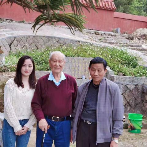 清明时节寄哀思，花香袅袅故人知