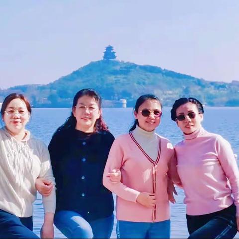幸福里小院边的“金花幸福游”