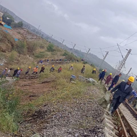 宏厦三建第五项目部奔赴新元铁路专线抢险