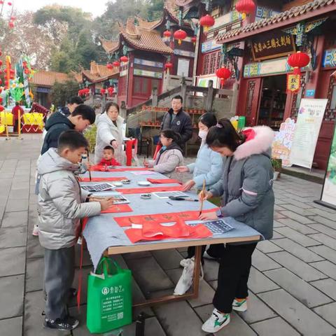 少儿书春联，祥瑞送祝福