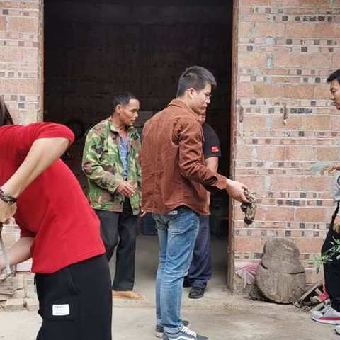 我们一起走在扶贫路上--