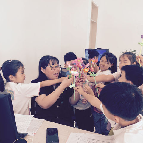 花儿送恩师       感谢教育情             ———博兴县第四小学感恩教师节活动