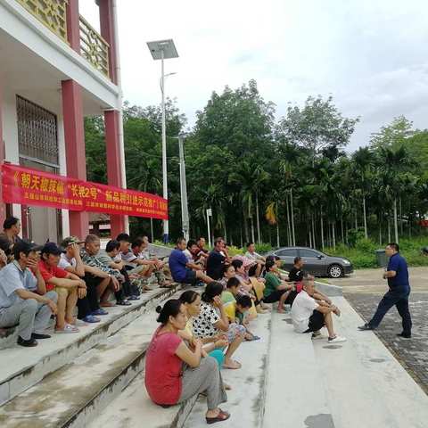 带动农户发展，让农民吃上幸福农村饭