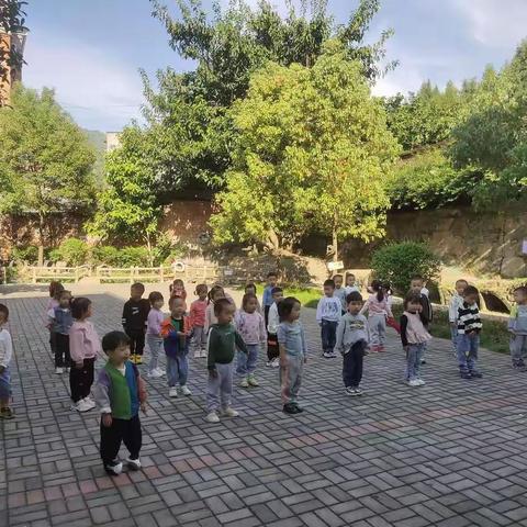 小一班传统民间游戏活动——跳皮筋