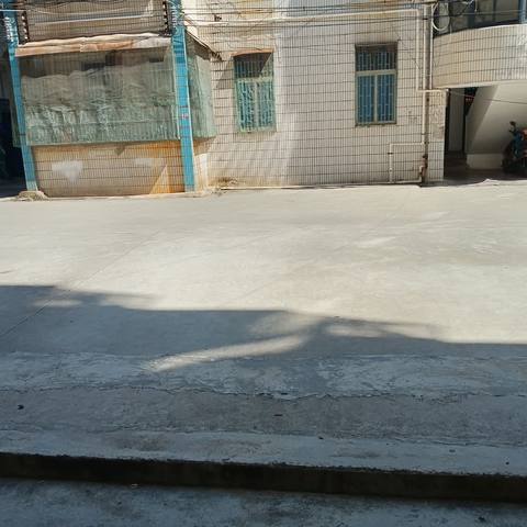 为小区扫地
