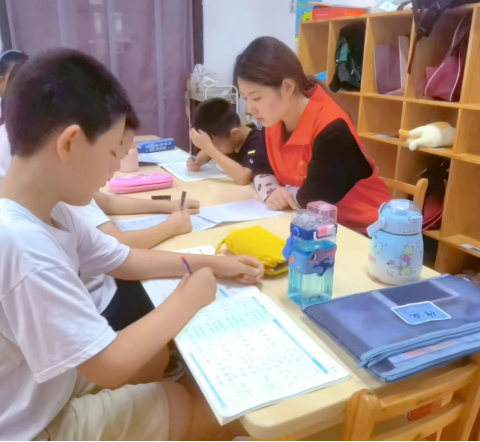 “泉”在济南过暑假——七贤街道思贤社区社会组织联合会开展“妙笔生花润童年”书法课堂活动