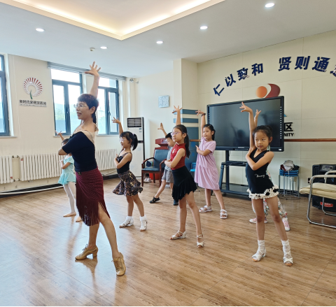 舞动夏日 快乐成长--七贤街道仁贤社区社会组织联合会开展拉丁舞公益课堂活动