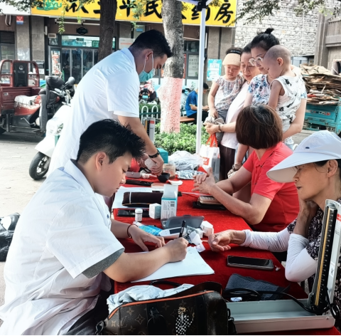 养生过夏日 义诊进社区---七贤街道仁贤社区社会组织联合会开展中医义诊活动