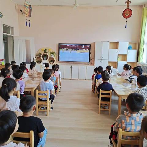 大六班蜜蜂直通车——国庆节主题活动《萌娃庆国庆，童心颂祖国 》