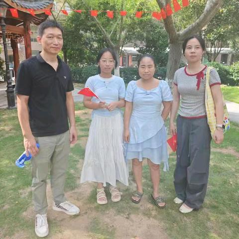 晨光叩问千家暖，灯火长明万里心