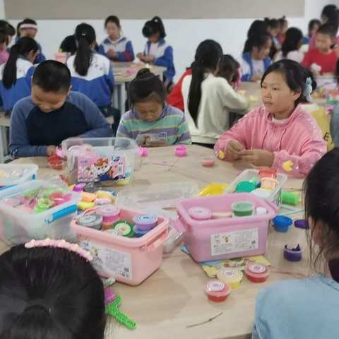 奇思妙想 缤纷童年——石亭中心小学“七彩童年”超轻粘土社团汇报展示