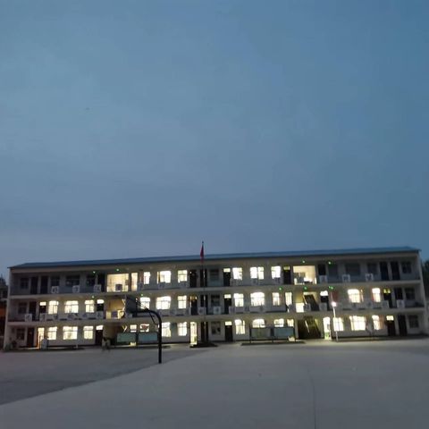 “青春逐梦 行远思恩”为主题的2022届六年级毕业典礼