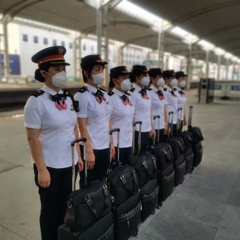 列车遇水害晚点   旅客遇亲情团队  体验亲情服务