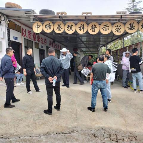 宜良县2021年10月在县关工委的支持下匡远街道永丰社区组织培训中蜂、胡蜂养殖技术
