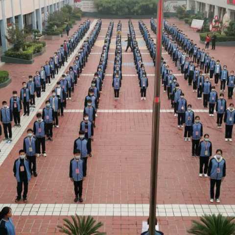 拼搏铸就辉煌，奋进实现梦想——汝州市二中升旗仪式
