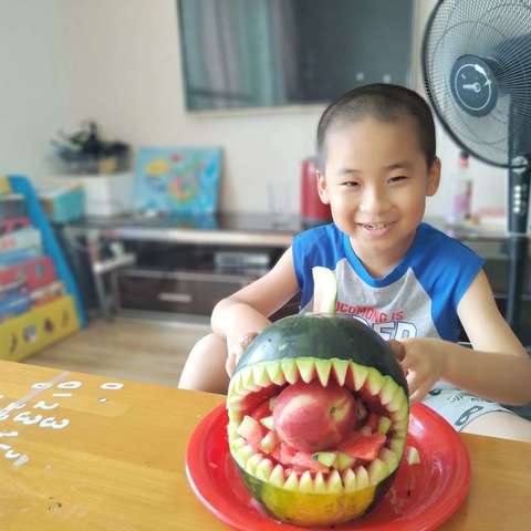 “缤纷夏日，果型果秀”——扶绥县民族小学2101班开展水果拼盘活动