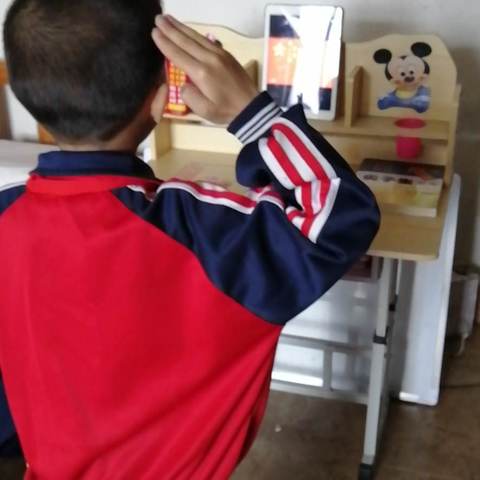 特殊时期，一次庄严的升旗活动