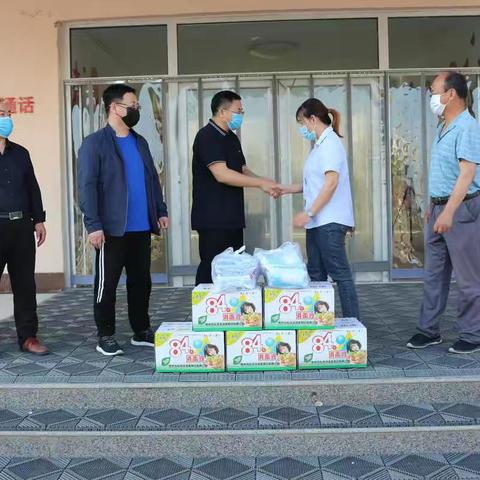 爱心人士董丽霞为翟王镇中学捐赠防疫物资