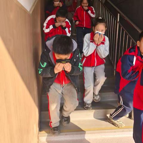 【中华南大街小学】开展消防演练筑牢安全防线