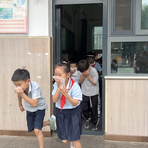 【中华南大街小学】开展消防演练 筑牢安全防线