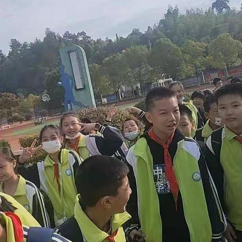 携手同行，共同成长——六(4社会实践)点滴记录