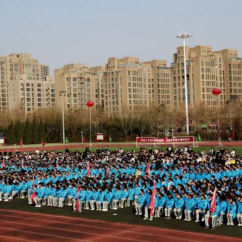 为梦想疯狂   让青春绽放       ——辉县一中举行高考百日冲刺励志报告会