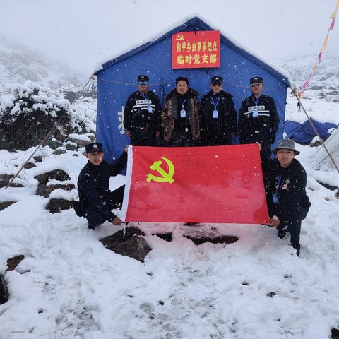 མཚོ་འཕགས་༥༠༠༠་ངོས་ལ་ཏང་གི་དར་ཆ་གཡོ། ཕྱོགས་གཅིག་སྲུང་ནས་བདེ་བླག་བསྐྲུན།海拔5000党旗飘，护卫一方守平安！