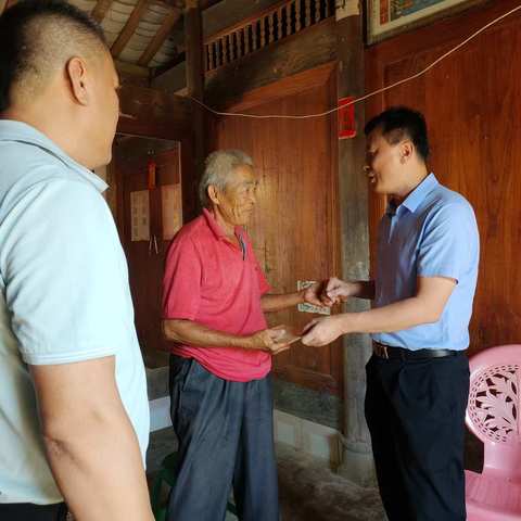 县委常委、统战部部长陈兰菊及县人大副主任叶文清到乌坡镇开展“七一”前夕走访慰问活动