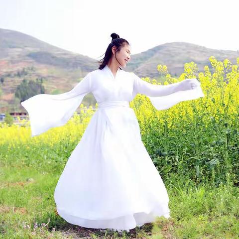 油菜花儿香，美人来梳妆