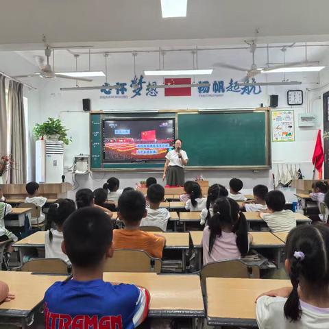 我与国旗合个影，童心致敬中国红