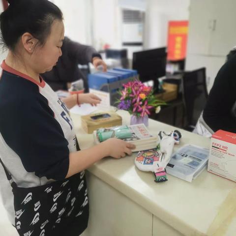 献爱传情，手留余香--长乐中路街道昆仑社区团支部开展义卖捐赠活动