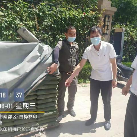 上林街道党工委副书记苏轩宏深入包抓社区检查指导防汛工作