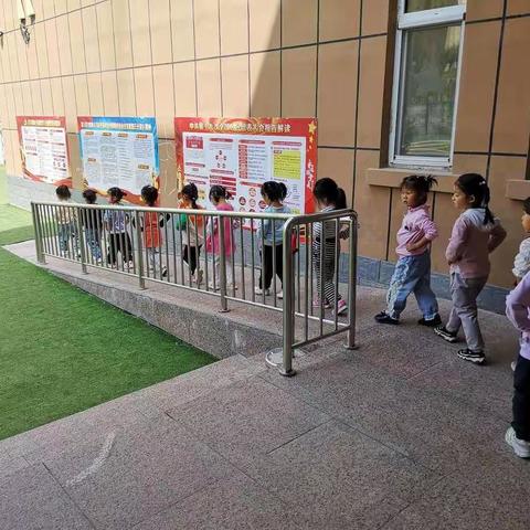 拥抱自然，爱在你我它--乌鲁木齐市第二十一幼小一班小小菜园之旅