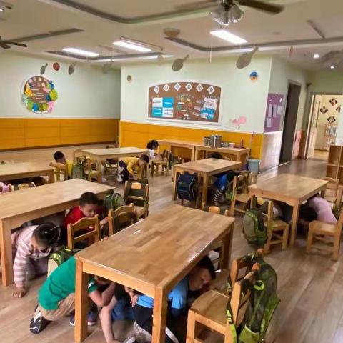 大地幼儿园朵朵二地震演练