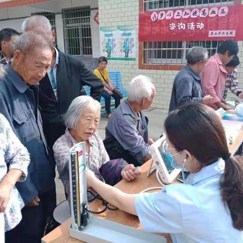 屏山乡卫生院开展全国高血压日“18岁以上知晓血压”健康咨询活动