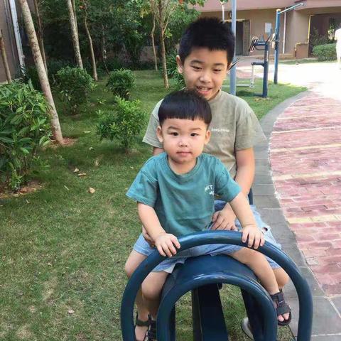 哥哥弟弟的一天