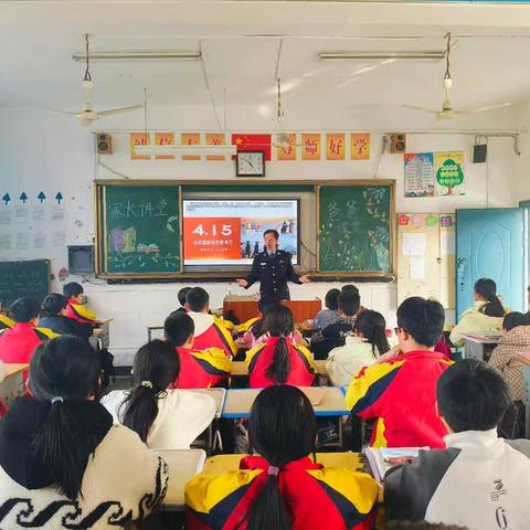 家校共筑安全墙，规范护航成长路——记恩江小学六（12）班家长进课堂活动